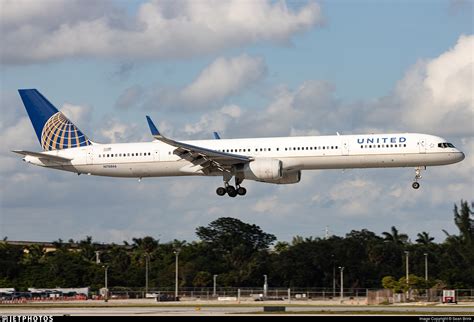 N78866 Boeing 757 33N United Airlines Sean Brink JetPhotos