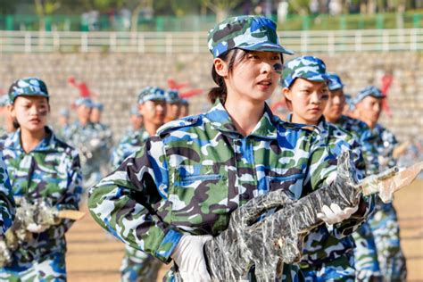 沙场点兵励青春，威武军姿检阅时 学校举行2022级新生军训总结大会