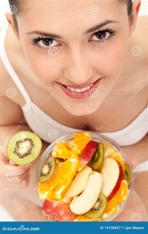 Menina Que Come A Salada De Fruta Fresca Imagem De Stock Imagem De