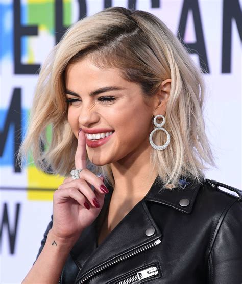 Selena Gomez Debuts New Blonde Hair