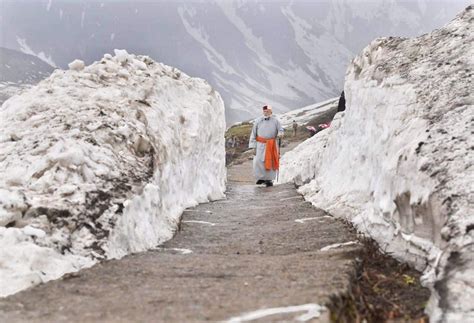 Pm Narendra Modi Meditates In Kedarnath Cave See Pictures News18