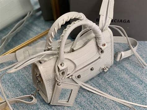 高仿精品批發balenciaga鱷魚紋機車包balenciag巴黎世家 鱷魚皮效果小牛皮包身原廠進口小牛皮blpj13443 St高仿