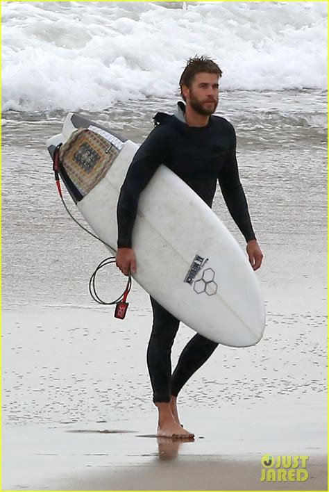 Liam Hemsworth Bares Ripped Abs While Stripping Out Of Wetsuit Photo 3796096 Liam Hemsworth