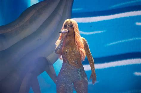 Karol G brilló por su ausencia en la gala Billboard donde sería galardonada como Mujer Latina