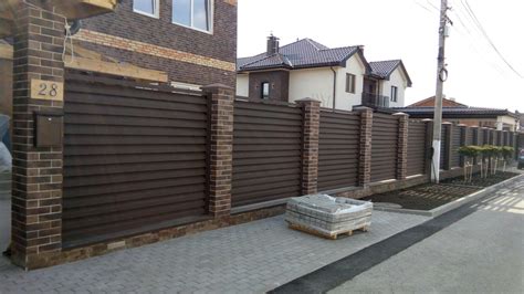 Забор жалюзи коричневого цвета | Modern fence, Backyard, Outdoor decor