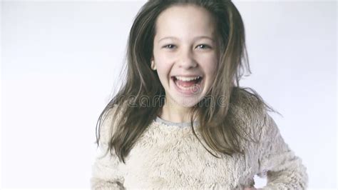 Belle Fille De Mouvement Lent Sautant Sur Un Plan Rapproché Jeune Adolescente Blonde Sautant