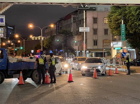 小犬狂風吹倒路樹壓毀1車 中市崇德路瞬間打結 生活 自由時報電子報