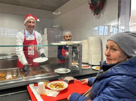 Milano L Arcivescovo Delpini E Il Pranzo Di Natale Con I Senzatetto