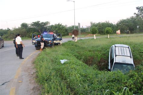 Conductor Pierde El Control Y Vuelca En Canal Pluvial En Rosario