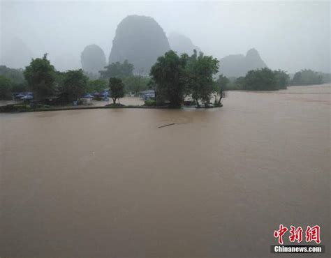 广西桂林阳朔暴雨持续 西街商铺受灾