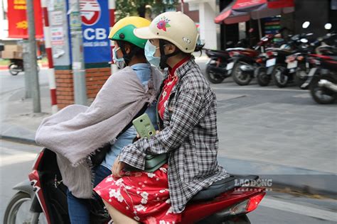 Nắng nóng gay gắt người dân Hà Nội khổ sở khi ra đường