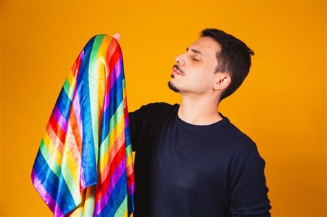 Orgullo Gay Chico Homosexual Besando La Bandera Lgbt Sobre Fondo Amarillo Foto Premium