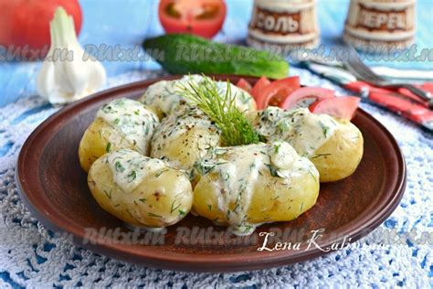 Молодой картофель со сметаной и зеленью - рецепт с фото
