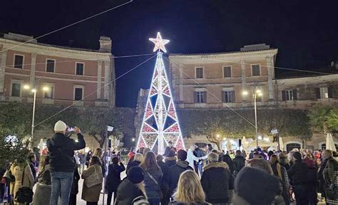 Terracina Accende Il Suo Albero Di Natale In Piazza Garibaldi Il Caffe