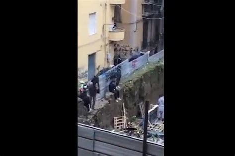 Cippo Di Sant Antuono A Napoli Legna Alberi E Rifiuti Gi Ammassati