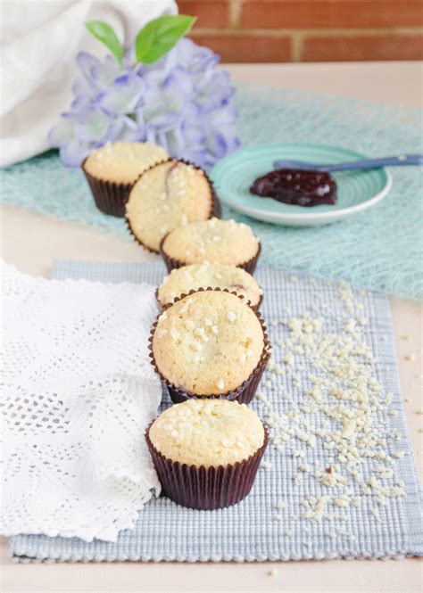 Muffin Alle Mandorle Con Cuore Alla Confettura Di Amarene Zucchero E