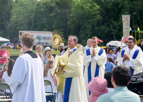 Most U S Catholics Believe The Eucharist Is Just A Symbol The Bishops