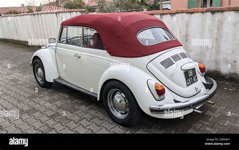 Bordeaux , Aquitaine France - 20 15 2020 : vw Volkswagen Beetle ...