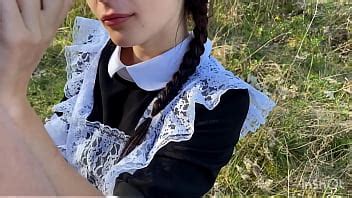 Chica Flaca Chupa En Los Arbustos XVIDEOS