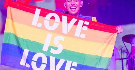 Jhonny Caz De Grupo Firme Ser Coronado Como Rey Gay En Marcha Lgbt De La Cdmx Infobae