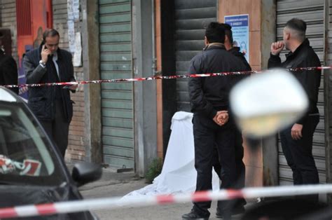 Foto La Camorra Uccide A Secondigliano Agguato In Pieno Giorno Due