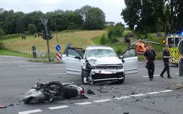 B237 in Hückeswagen Biker stirbt bei Unfall mit Auto