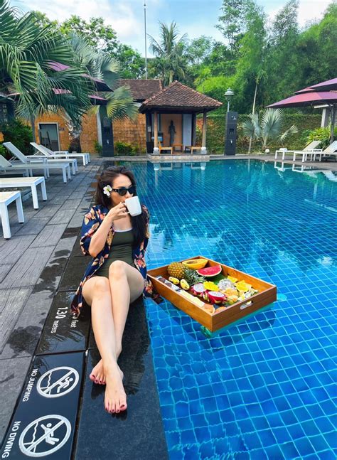 Mẹ con Bảo Thanh diện bikini khoe sắc vóc nuột nà bên bể bơi