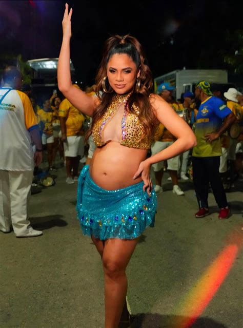 Grávida Lexa exibe barrigão em primeiro ensaio de Carnaval do ano