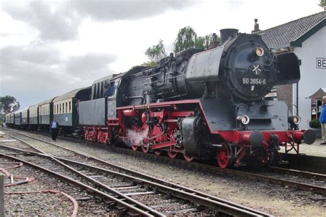 VSM 50 3654 steht mit ein Damnpfpendelzug am 6 September 2015 in ...
