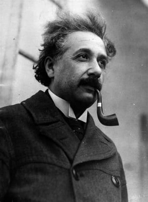 اليوم سنتكلم عن الفيزيائي ألبرت أينشتاين A Einstein العبقري الشهير