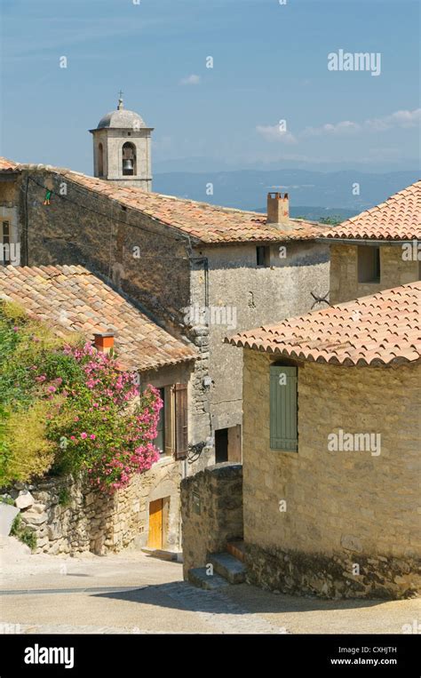 Calles del pueblo provenzal fotografías e imágenes de alta resolución