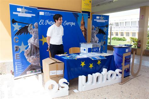 Estudiantes de la UPO participan en la simulación del Parlamento