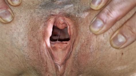 Weit gespreizte MILF Fotze kommt öffentlich zum Orgasmus xHamster