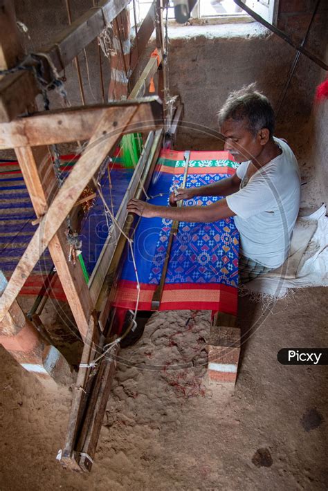 Image Of Weaver Making Ikkat Handloom Saree In Pochampally Ee Picxy