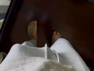 无辜地赤脚在我的房间里走来走去 Pornhub Gay
