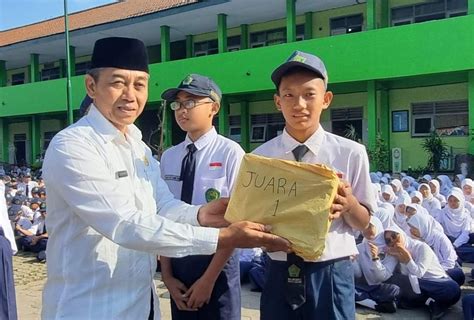 Penyerahan Hadiah Pada Pemenang Lomba Dalam Rangka Memeriahkan Hari