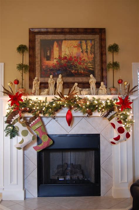 30 Stunning Christmas Mantel Decorating Ideas - Feed Inspiration