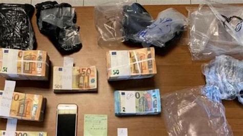 Droga E Denaro Negli Armadi Di Casa Arrestati Fratelli Pusher Di 15 E