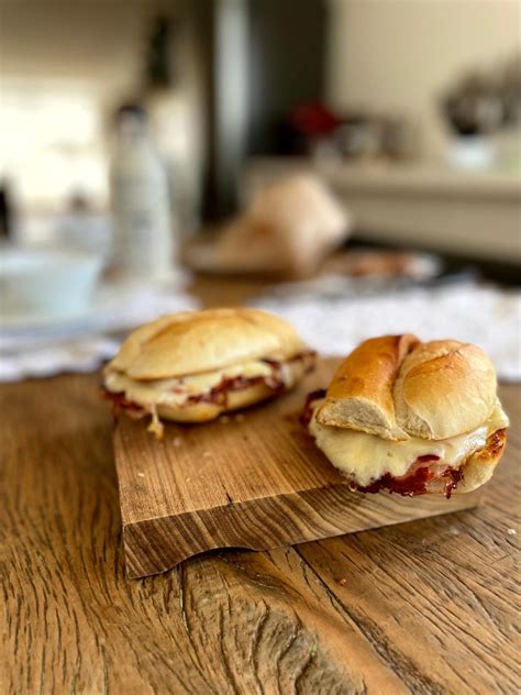 CAFÉ DA MANHÃ DE PADOCA PÃO NA CHAPA REQUEIJÃO E MISTINHO DE