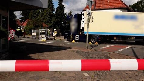 Lkw erfasst Radfahrerin 60 Jährige lebensgefährlich verletzt NDR de