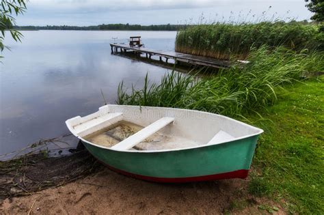 Barco Y Puente Del ` S Del Pescador Con Trole En El Lago Masuria