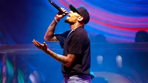 Energia FM Notícias UÉ Chris Brown se irrita pega celular de fã