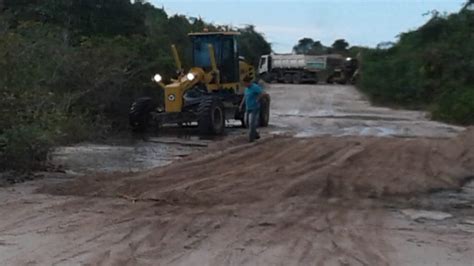 M Quinas De Primeira Cruz Realizam Reparos Em Estradas Vicinais Que