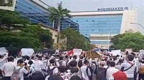 Ribuan CPMI Korea Long March Dari BP2MI Ke Depan Gedung Kemnaker Tuntut