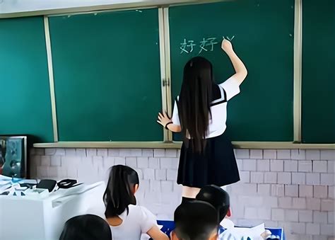 95后老师穿“jk”上课，学生更爱学习了，家长却提出质疑 哔哩哔哩