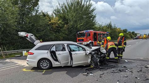 Erneut schwerer Unfall auf Bundesstraße Auto gerät in Gegenverkehr