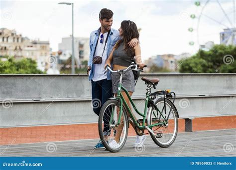 Pares Jovenes Felices Que Completan Un Ciclo En La Ciudad Imagen De