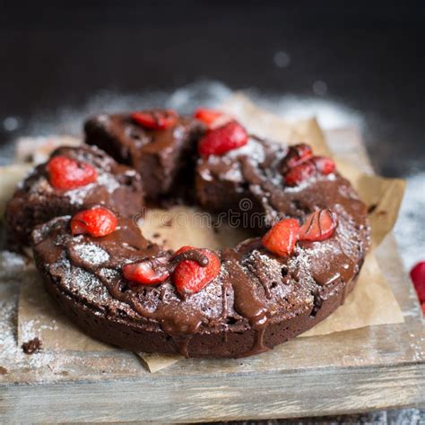 Chokladkaka Som Dekoreras Med Jordgubbar Arkivfoto Bild av för kaka