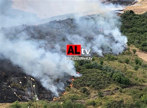 Atessa Incendio Nel Vallone Sottostante Il Centro Storico In Azione