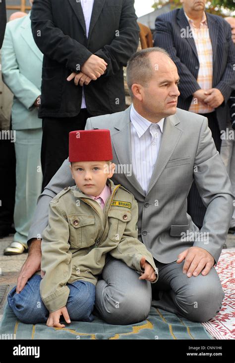 Bosnian Muslims pray in Sarajevo, celebrating the biggest Islamic Stock ...